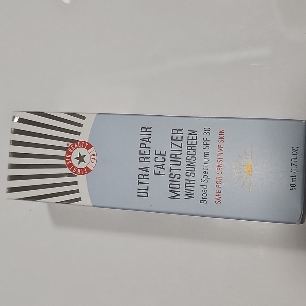 First aid beauty ultra repair face moisturizer with sunscreen